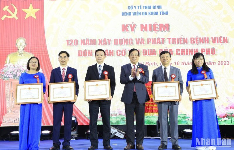 Bộ Y tế tặng bằng khen cho các tập thể có thành tích xuất sắc.