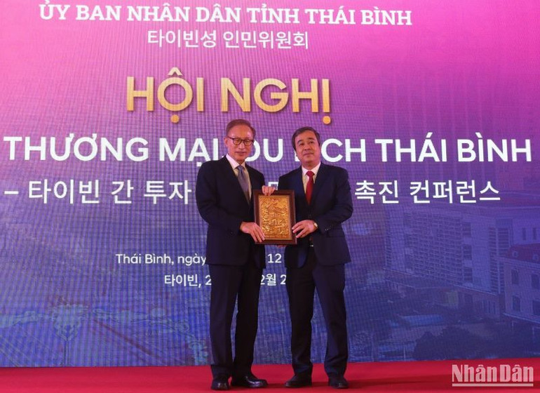 Bí thư Tỉnh ủy Thái Bình Ngô Đông Hải tặng quà lưu niệm cho ngài Lee Myung-bak, nguyên Tổng thống Đại Hàn dân Quốc.