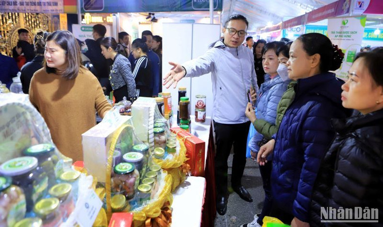 Người dân địa phương thăm quan gian hàng bán các sản phẩm đến từ Hàn Quốc. Người dân địa phương thăm quan gian hàng bán các sản phẩm đến từ Hàn Quốc.