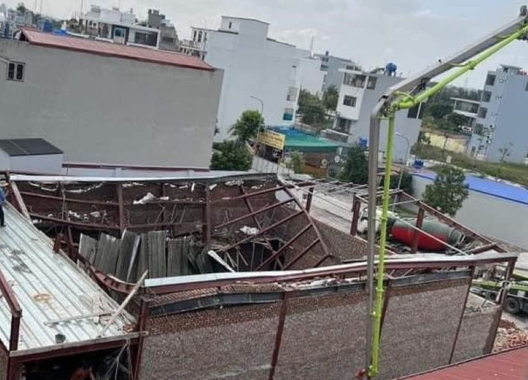 Mái công trình bị sập hoàn toàn. (Ảnh CTV)