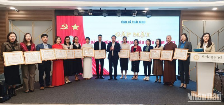 Trưởng Ban Dân vận Tỉnh ủy Thái Bình Nguyễn Văn Giang tặng Bằng khen cho 15 đảng viên trẻ có đạo có thành tích xuất sắc trong công tác dân vận năm 2023.