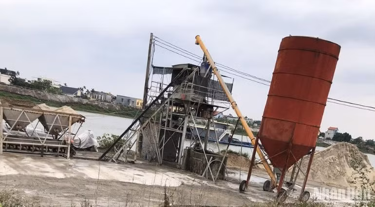 Trạm trộn bê-tông trái phép đang tồn tại ở bến Nguyệt Nhân, xã Tân Phong, huyện Vũ Thư, tỉnh Thái Bình.