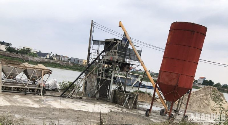 Trạm trộn bê-tông trái phép đang tồn tại ở bến Nguyệt Nhân, xã Tân Phong, huyện Vũ Thư, tỉnh Thái Bình.