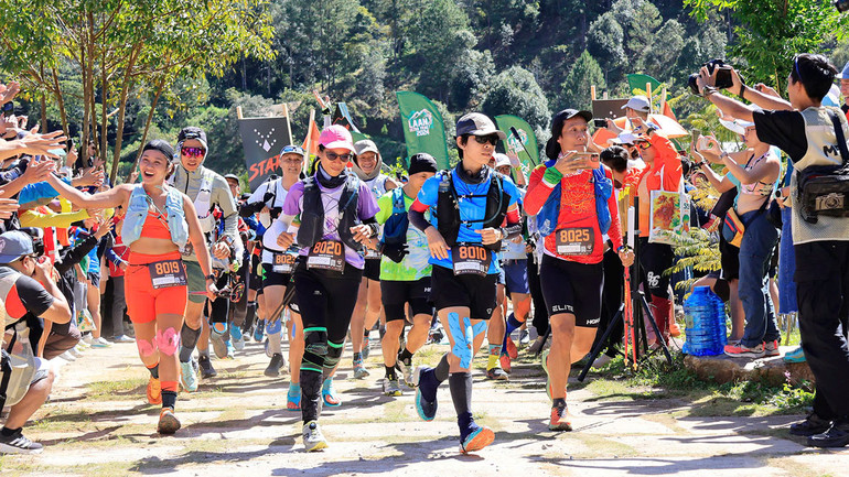 Các vận động viên chính thức bước vào tranh tài ở cự ly 160km.