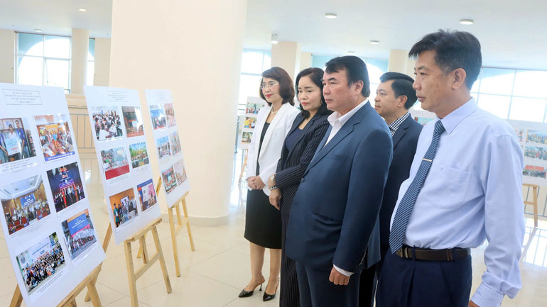 Đại biểu tham quan khu trưng bày hình ảnh về hoạt động thư viện.