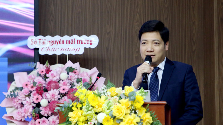 Đại diện VNPT trình bày chuyên đề chuyển đổi số toàn diện ngành tài nguyên và môi trường - góc nhìn và cách tiếp cận của VNPT.