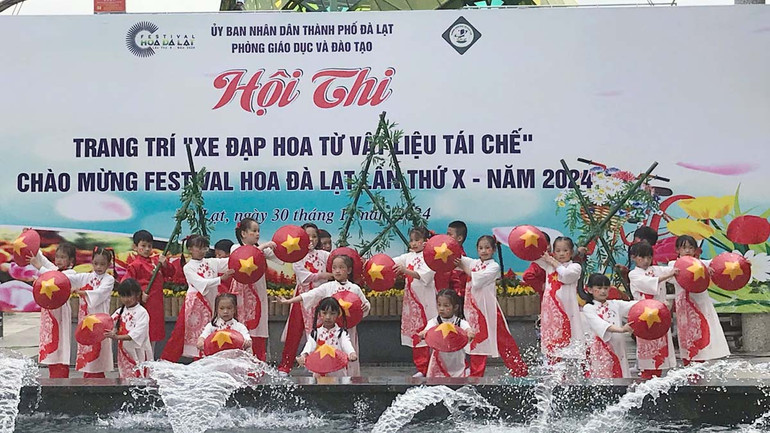Tiết mục biểu diễn của học sinh tại chương trình khai mạc hội thi.