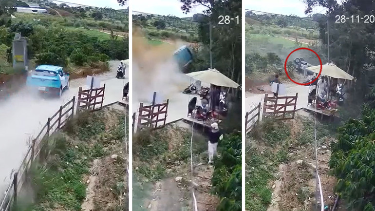 Taxi bất ngờ lao nhanh rồi lật nhào. (Ảnh cắt từ camera)