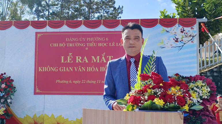 Bí thư chi bộ, Hiệu trưởng Trường Tiểu học Lê Lợi Nguyễn Trọng Mạnh phát biểu ý kiến tại Lễ ra mắt "Không gian văn hóa Hồ Chí Minh".