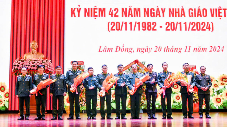 Cán bộ, giảng viên tri ân lãnh đạo Học viện Lục quân.