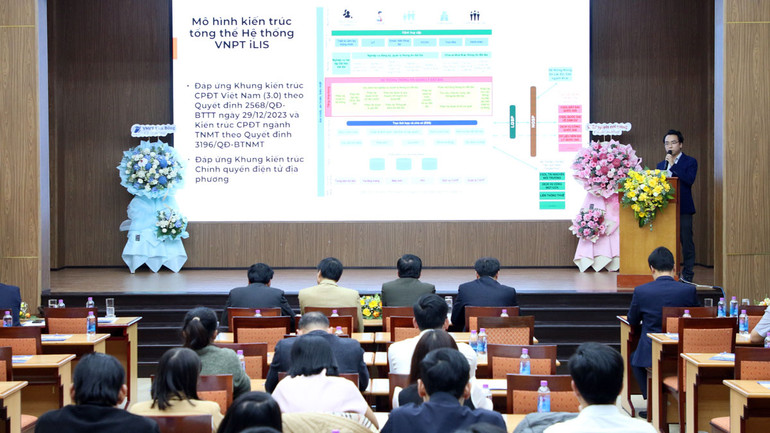 Chuyên gia trình bày giải pháp chuyển đổi số trong lĩnh vực đất đai.