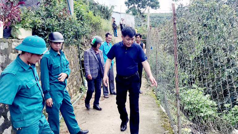Phó Chủ tịch Ủy ban nhân dân thành phố Đà Lạt Nguyễn Văn Sơn kiểm tra những điểm có nguy cơ sạt lở tại xã Xuân Trường. Phó Chủ tịch Ủy ban nhân dân thành phố Đà Lạt Nguyễn Văn Sơn kiểm tra những điểm có nguy cơ sạt lở tại xã Xuân Trường.