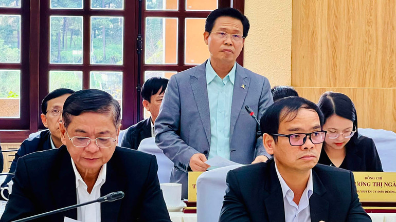 Đại đại biểu phát biểu ý kiến tại hội nghị.