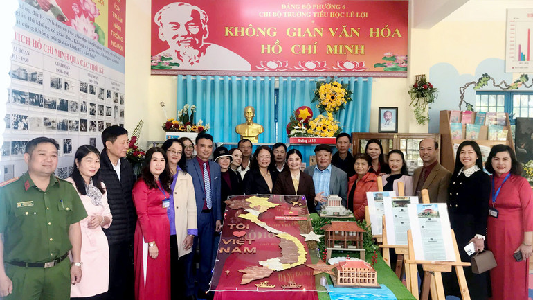 Các đại biểu và thầy cô Trường Tiểu học Lê Lợi tại “Không gian văn hóa Hồ Chí Minh”.