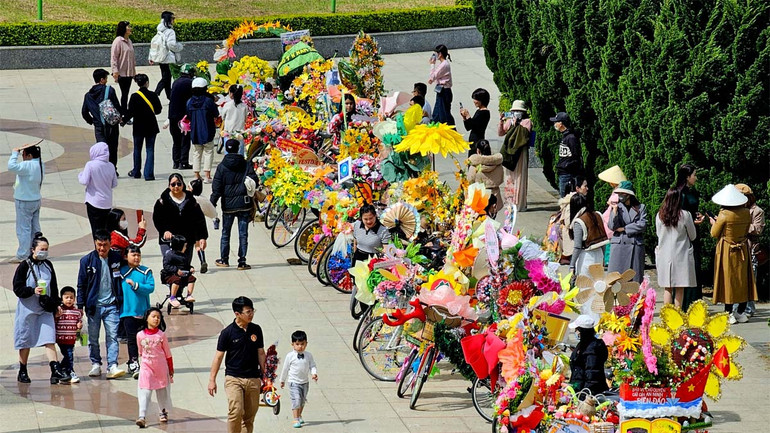 Hội thi thu hút nhiều người dân địa phương và du khách đến thưởng lãm.