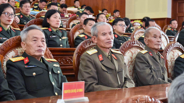 Đại biểu tham dự buổi lễ.