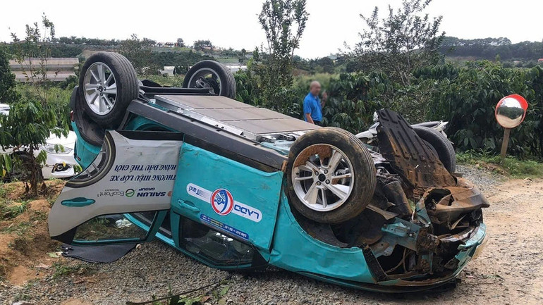 Taxi lật ngửa sau tai nạn.