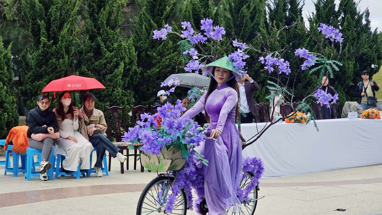 Những chiếc xe đạp được trang trí loài hoa đặc trưng tại Đà Lạt.