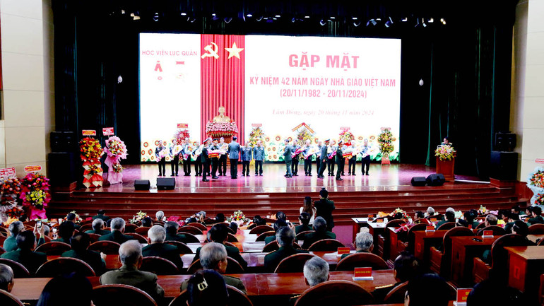 Quang cảnh Lễ kỷ niệm 42 năm Ngày Nhà giáo Việt Nam.