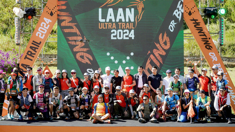 Các vận động viên tham gia cự ly 160km trước giờ xuất phát.