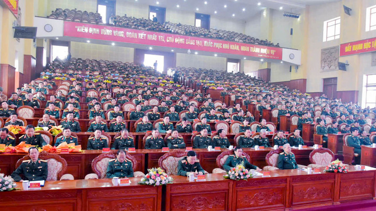 Đại biểu tham dự buổi lễ.