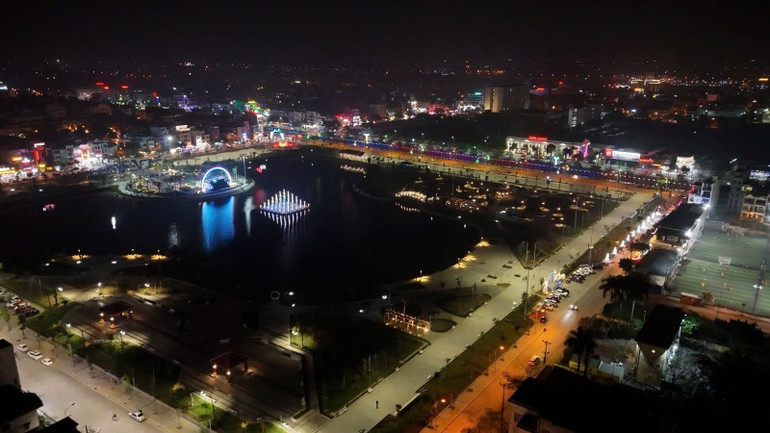 Toàn bộ khu vực công viên Kỳ Bá (thành phố Thái Bình) trở thành sân khấu ánh sáng vào ban đêm phục vụ người dân trải nghiệm Tuần Du lịch Thái Bình và tuyến phố đi bộ.