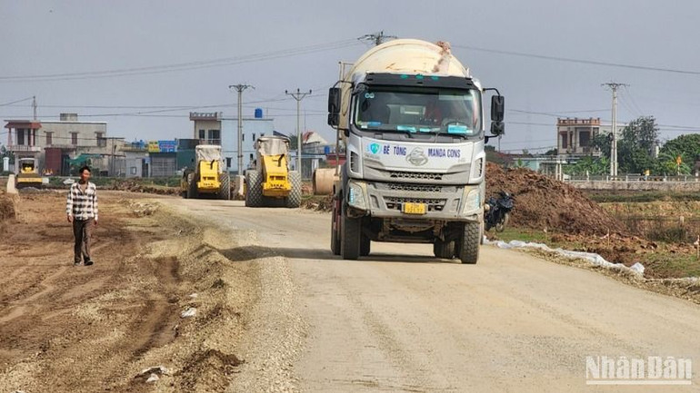 Thi công tuyến đường bộ ven biển, đoạn qua huyện Tiền Hải (tỉnh Thái Bình).