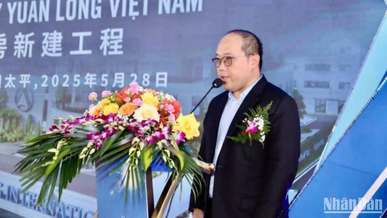 Đại diện nhà đầu tư cam kết đưa Nhà máy sản xuất quạt trần cao cấp vào hoạt động cuối năm 2025. Đại diện nhà đầu tư cam kết đưa Nhà máy sản xuất quạt trần cao cấp vào hoạt động cuối năm 2025.