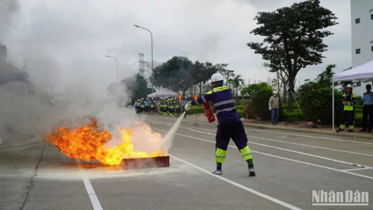 Dùng bình cứu hỏa chữa cháy khay xăng.