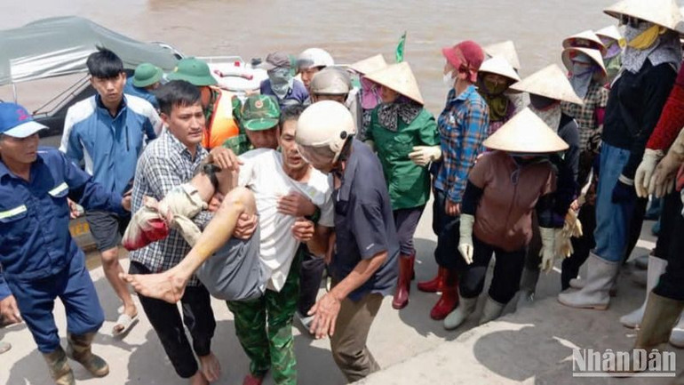 Ngư dân Nguyễn Văn Cử được Bộ đội Biên phòng và nhân dân đưa đi cấp cứu.