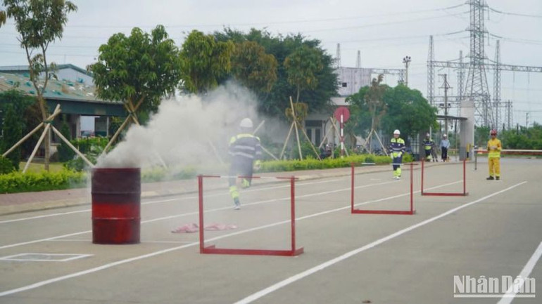 Chạy tiếp sức 4x100m qua cọc lửa.