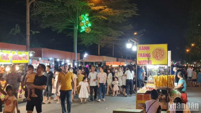 Tuyến phố đi bộ có khoảng 70 gian hàng phục vụ người dân.