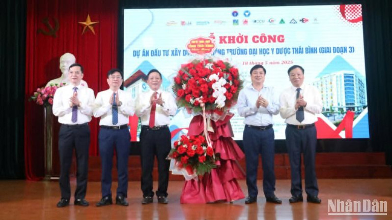 Lãnh đạo tỉnh Thái Bình tặng lẵng hoa chúc mừng nhà trường. Lãnh đạo tỉnh Thái Bình tặng lẵng hoa chúc mừng nhà trường.