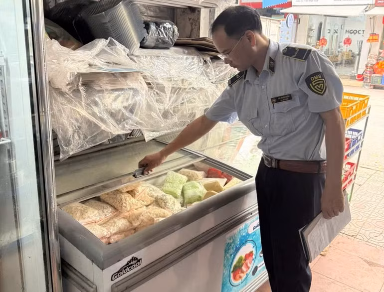 Nhiều thực phẩm đóng bao bì sẵn không có tên và địa chỉ tổ chức, cá nhân chịu trách nhiệm về hàng hóa. (Ảnh: Quản lý thị trường cung cấp)