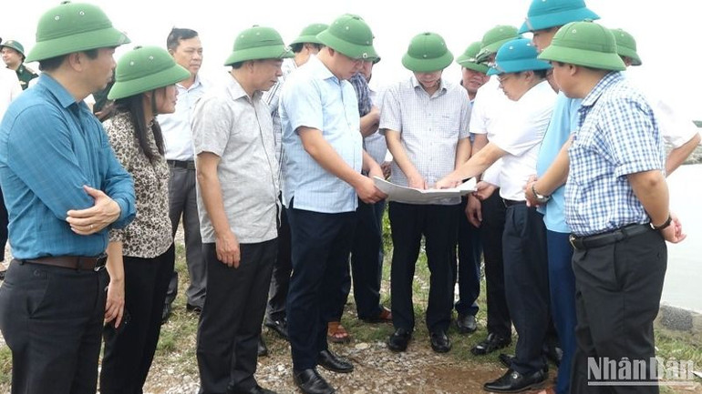 Các đồng chí lãnh đạo huyện Tiền Hải (tỉnh Thái Bình) kiểm tra, khảo sát thực địa vị trí chuẩn bị đầu tư Dự án xây dựng sân Golf Cồn Vành.