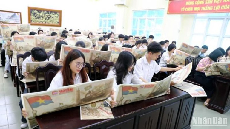 Đông đảo thầy cô giáo cùng các em học sinh trải nghiệm giao diện bắt mắt của ấn phẩm đặc biệt do Báo Nhân Dân phát hành.