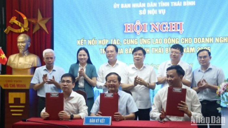 Ký kết chương trình hợp tác giữa Trung tâm Dịch vụ việc làm tỉnh Thái Bình với Trường Cao đẳng Nghề Thái Bình và Công ty Trách nhiệm hữu hạn may Bình Minh ATC. Ký kết chương trình hợp tác giữa Trung tâm Dịch vụ việc làm tỉnh Thái Bình với Trường Cao đẳng Nghề Thái Bình và Công ty Trách nhiệm hữu hạn may Bình Minh ATC.