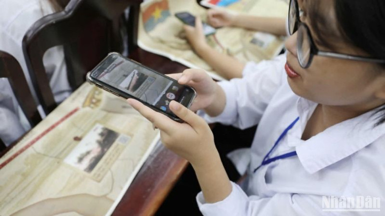 Tương tác với ấn phẩm thông qua điện thoại thông minh.