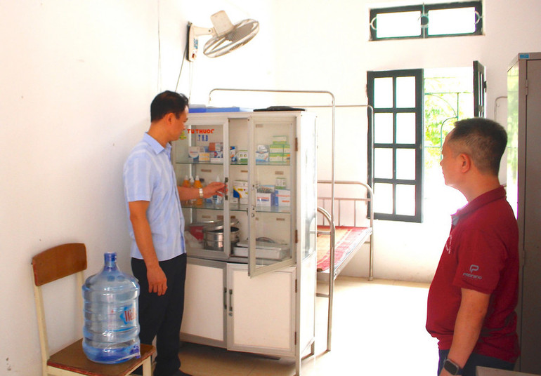 Hội đồng coi thi Trường THPT Nguyễn Đức Cảnh (thành phố Thái Bình) kiểm tra cơ sở vật chất tại phòng y tế. (Ảnh: ĐINH CHIẾN)