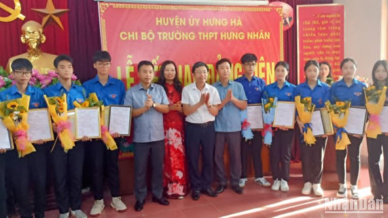 Các đảng viên trẻ Trường trung học phổ thông Hưng Nhân chụp ảnh lưu niệm với lãnh đạo Huyện ủy và thầy cô nhà trường.