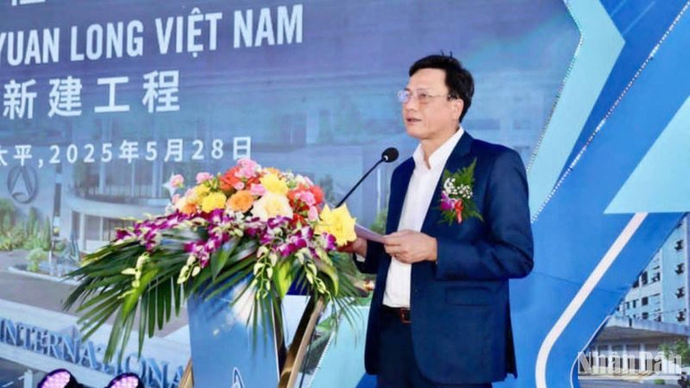 Đại diện Ban quản lý khu kinh tế và các Khu công nghiệp tỉnh Thái Bình đánh giá cao quyết tâm đầu tư dự án với số vốn lớn vào Khu công nghiệp Liên Hà Thái. Đại diện Ban quản lý khu kinh tế và các Khu công nghiệp tỉnh Thái Bình đánh giá cao quyết tâm đầu tư dự án với số vốn lớn vào Khu công nghiệp Liên Hà Thái.