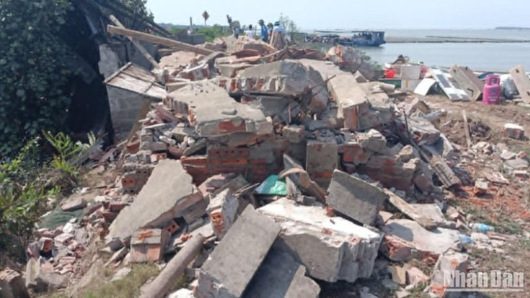 Lều lán trông coi ao đầm nuôi trồng thủy sản ở cồn Vành, xã Nam Phú, huyện Tiền Hải đã được phá dỡ theo quy định.