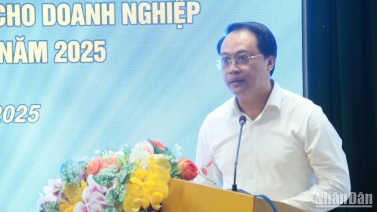 Ông Hà Tiến Thăng, Giám đốc Sở Nội vụ phát biểu ý kiến. Ông Hà Tiến Thăng, Giám đốc Sở Nội vụ phát biểu ý kiến.