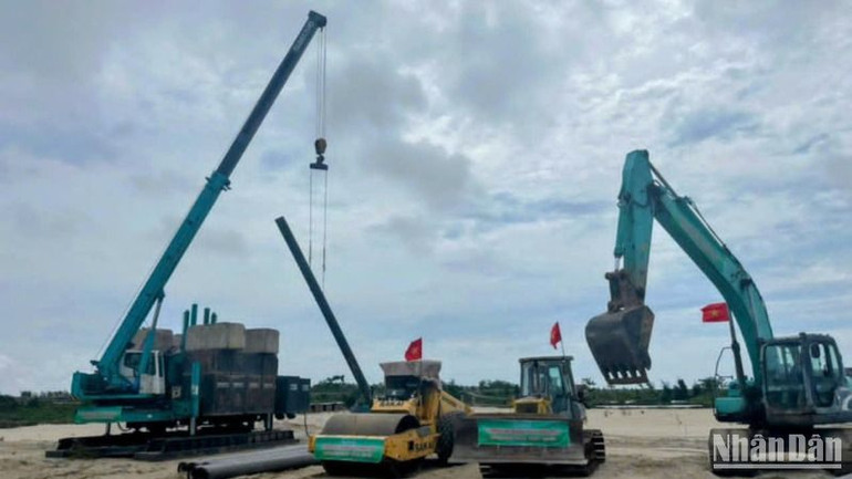 Các phương tiện máy móc được huy động để triển khai ngay dự án quan trọng tại Khu công nghiệp Hải Long. Các phương tiện máy móc được huy động để triển khai ngay dự án quan trọng tại Khu công nghiệp Hải Long.