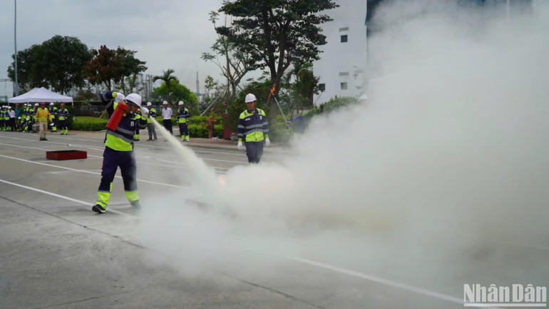 Các đội thi dập tắt lửa ngay trong thao tác phun bọt lần đầu.