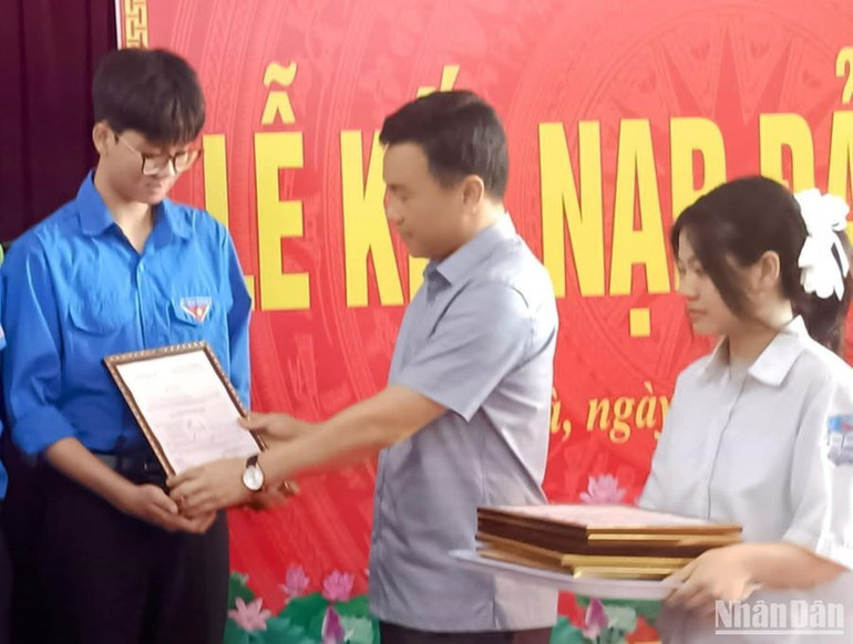 Lãnh đạo Huyện ủy Hưng Hà (tỉnh Thái Bình) trao quyết định kết nạp đảng viên cho học sinh trường Trung học phổ thông Hưng Nhân.