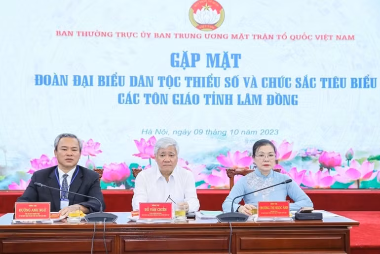 Các đại biểu tại buổi gặp mặt Đoàn đại biểu dân tộc thiểu số và chức sắc tiêu biểu các tôn giáo tỉnh Lâm Đồng. (Ảnh: Báo Quân đội nhân dân)