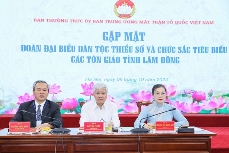 Các đại biểu tại buổi gặp mặt Đoàn đại biểu dân tộc thiểu số và chức sắc tiêu biểu các tôn giáo tỉnh Lâm Đồng. (Ảnh: Báo Quân đội nhân dân)