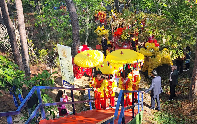 Nghi thức rước lễ vật dâng cúng Quốc tổ.