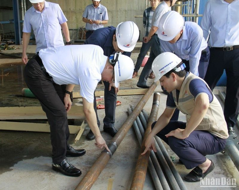 Kiểm tra công tác hàn đường ống của hệ thống khử lưu huỳnh tại Nhà máy nhiệt điện Thái Bình 2. (Ảnh chụp tháng 8/2022)